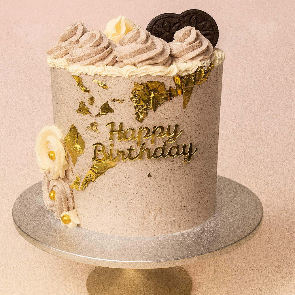 Gâteau d’anniversaire doré décoré de crème, éclats dorés et biscuits – BGS Pâtisserie Nantes