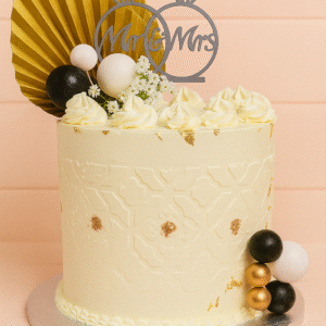 Gâteau de mariage doré et noir décoré de sphères élégantes et topper Mr & Mrs – BGS Pâtisserie Nantes