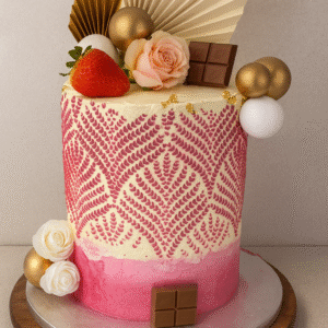 Gâteau d’anniversaire rose et doré décoré de fleurs, fraises et perles dorées – BGS Pâtisserie Nantes