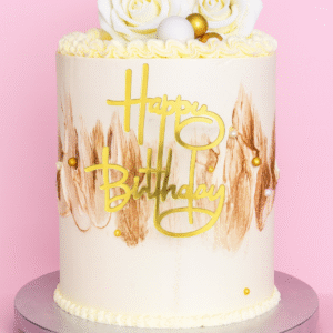 Gâteau d’anniversaire blanc et doré avec roses, perles et décor luxueux – BGS Pâtisserie Nantes