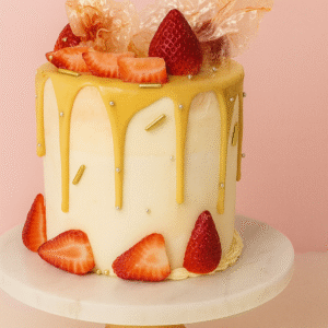 Gâteau fraise et caramel doré à Nantes. Création chic et gourmande de BGS Pâtisserie : fraises fraîches, caramel doré et élégance sucrée.