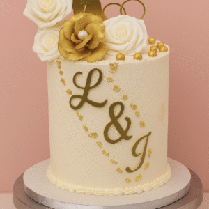 Gâteau ivoire & or – roses, feuille d’or et initiales