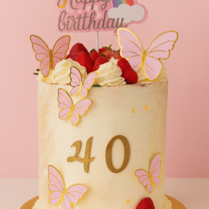 Gâteau papillons et fraises décoré d’arc-en-ciel et de crème artisanale – BGS Pâtisserie Nantes