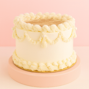 Gâteau vintage blanc — décor Lambeth & perles